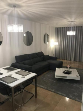 Newly renovated deluxe 2 bed with 5 pools